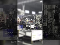 O gás ateou fogo à fornalha guardando de alumínio, concha líquida de alumínio de transferência